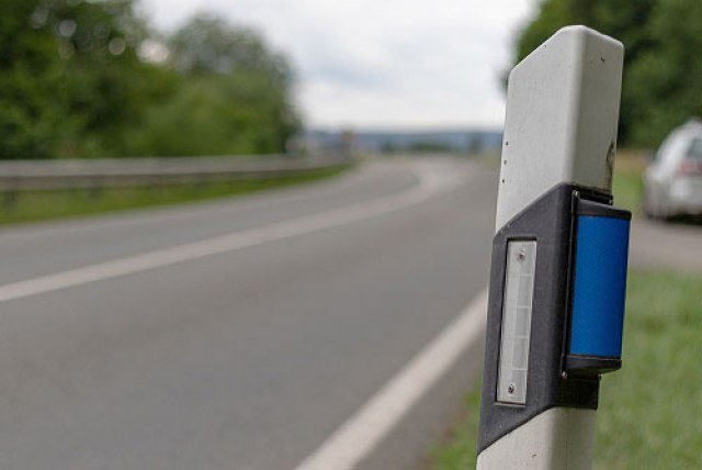 Zašto Nemci na stubiće pored puta stavljaju plave katadioptere