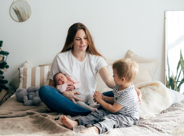 Koja je NAJBOLJA RAZLIKA između DVA DETETA - jedna, dve, tri ili četiri godine: Evo kada je mami najteže!