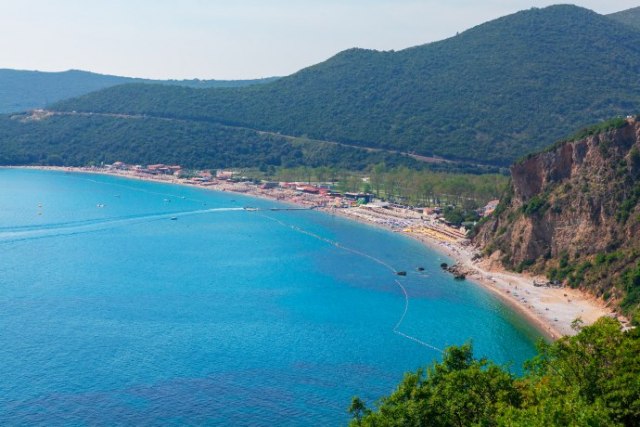 Prešli sve granice: Na crnogorskoj plaži naplaæuju èak i vodu za kupanje