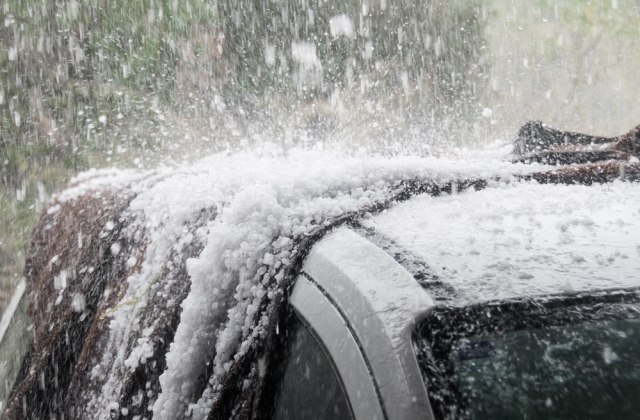 Život dajem, šajbnu ne dajem: Legao na auto da ga zaštiti od grada VIDEO