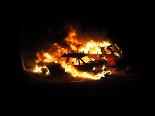 Srbima zapaljeni automobili na letovanju u Grèkoj: "Sumnjamo da je požar podmetnut" FOTO