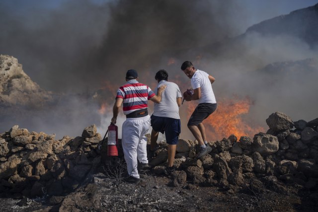 Buknuo Požar Na Poznatom Ostrvu: Podignuti Avioni I Helikopteri FOTO - B92