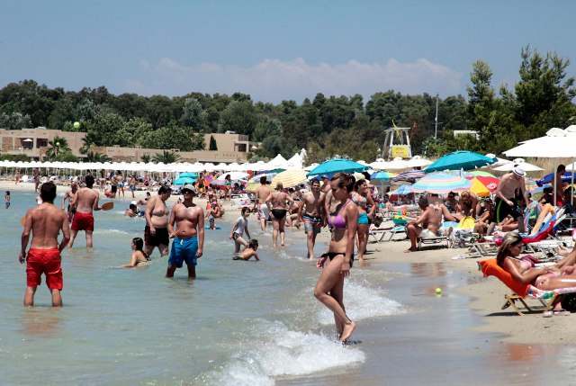 Grci zbog 9 evra napali Srpkinju sa detetom na plaži: 