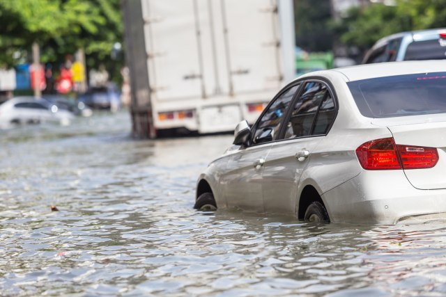 Slovenci masovno prodaju poplavljene automobile