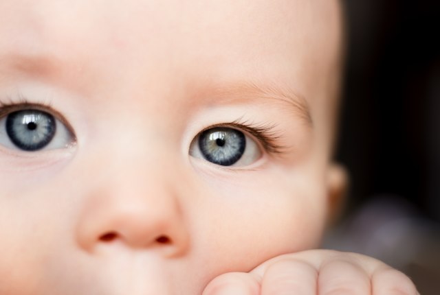 Kada i na osnovu èega se bebama menja boja oèiju