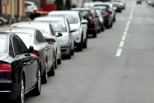 Porukom na automobilu pokušao da urazumi komšije – da li će upaliti? FOTO