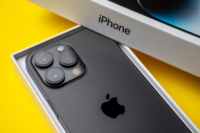 iPhone pored kamera ima jedan crni krug. Da li znate èemu služi?