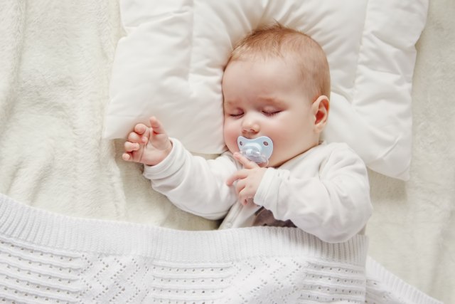 Ako se beba često budi noću i plače onda je ovaj trik sa cuclom pravo rešenje