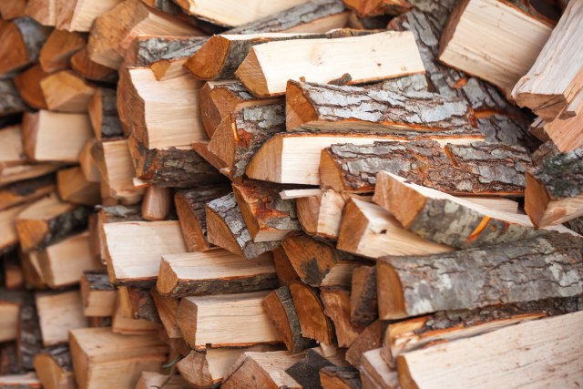 Sada je pravo vreme za kupovinu: Kubik drva od 5.000 dinara – prodavci najavljuju poskupljenje
