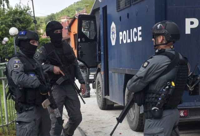 Two Serbs detained in the north of Kosovo