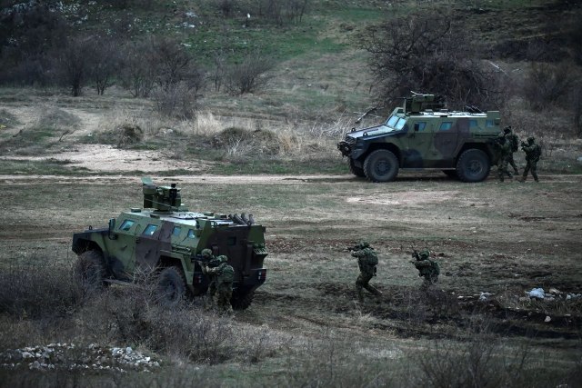 Pojačana borbena gotovost: Kolone borbenih vozila Vojske Srbije između Kraljeva i Raške