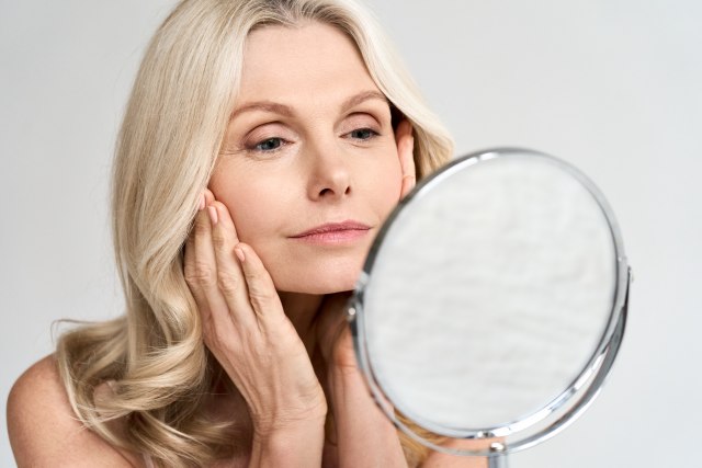 Pet loših navika koje ubrzavaju starenje kože lica, a mislili ste da vam pomažu