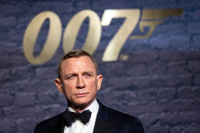 Bviši agent 007 snimljen u retkom izlasku sa suprugom, pokazao i novi imidž FOTO