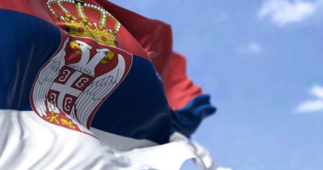 Skandal u Crnoj Gori: Devojèica cepa, uništava i pljuje zastavu Srbije; Reagovala policija