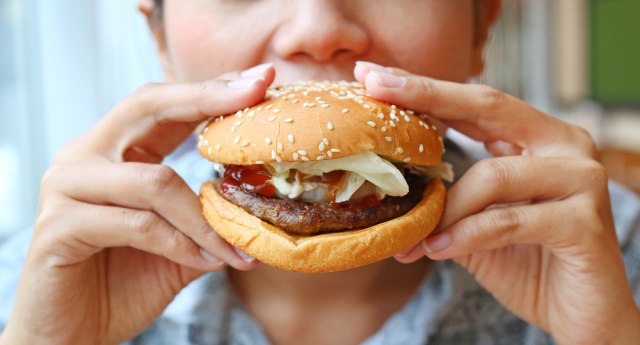 Neoèekivani spoj ukusa: Džejmi Oliver otkrio recept za najbolji burger sos VIDEO