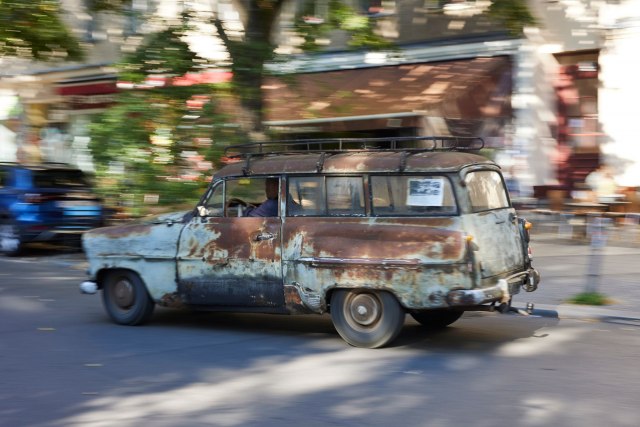 Poslednji put opran 1977: Buđavi opel je atrakcija na ulicama Berlina