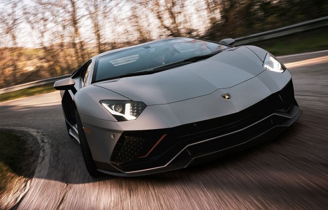 Borci za ekologiju ili vandali? Sprejevima "napali" Lamborghini VIDEO