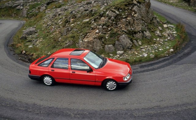 Salon u kom vlada nostalgija: Stoje netaknute legende Ford Escort i Sierra iz 1980-ih VIDEO