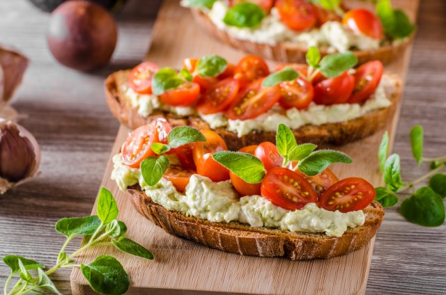 Domaće bruskete – tajne italijanskog delikatesa u kućnoj varijanti