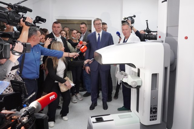 Vučić posetio bolnicu u Leskovcu: Uručen 3D mamograf FOTO/VIDEO