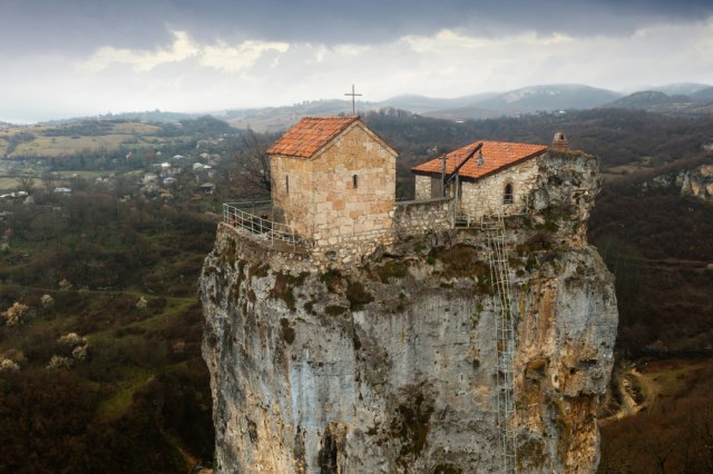 Najizolovanija crkva na svetu nalazi se na samom vrhu stene: Niko ne zna kako je izgrađena FOTO