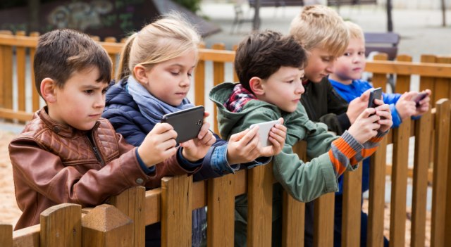 Sa koliko godina dete treba da dobije prvi telefon? Pitanje koje muči mnoge roditelje