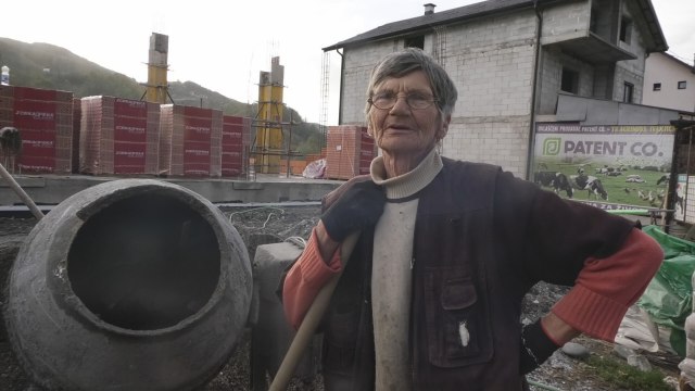 Snežana je žena legenda: U osmoj deceniji meša malter, mota žicu i zida kuću trospratnicu