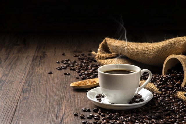 ENERGETSKA BOMBA za ceo dan: Jednu stvar dodajte u jutarnju kafu, smanjićete UMOR i osećaj GLADI