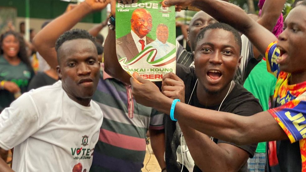 I sostenitori di Joseph Boakai celebrano la loro vittoria elettorale/BBC