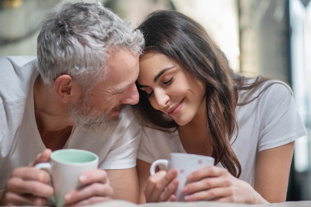 VELIKA RAZLIKA U GODINAMA je novi trend među parovima: Da li ste razmišljali o vezi sa nekim ko je 20 GODINA STARIJI ili možda 15 GODINA MLAĐI?