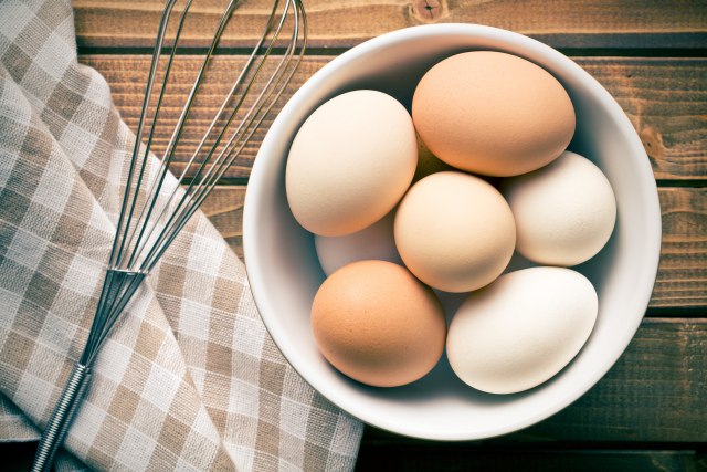 Smeđa ili bela jaja: Postoji li RAZLIKA i koja su ZDRAVIJA?