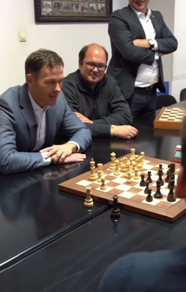 Mali odigrao partiju šaha sa srpskim šampionima i obećao: Vratićemo šah u škole VIDEO