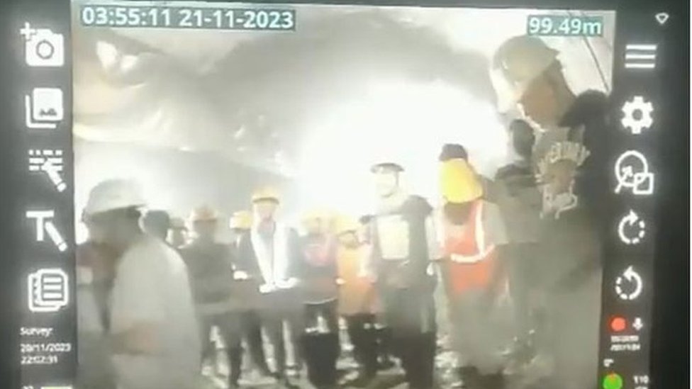 Indija: Svih 41 građevinskih radnika izvučeni su nepovređeni iz zatrpanog tunela posle 16 dana