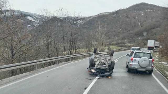 Teška nezgoda na putu Kraljevo-Raška: Vozač automobila izgubio kontrolu i prevrnuo se