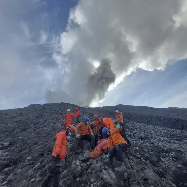 U erupciji vulkana Marapi poginule 22 osobe, za jednom se još traga