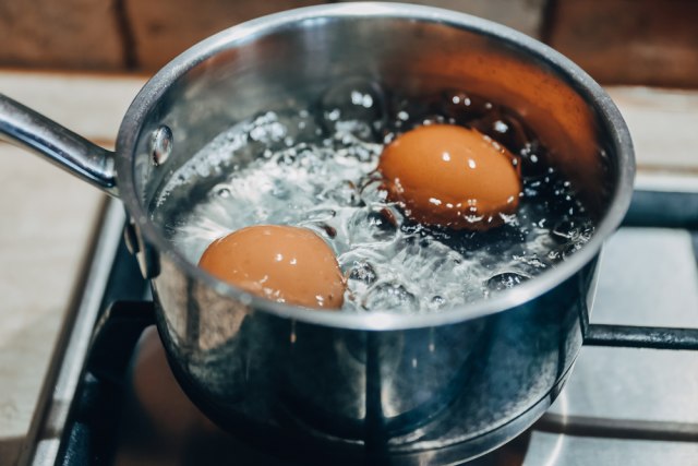 Deluje bizarno, ali ima logično objašnjenje koje je efikasno: Neobičan trik za kuvana jaja!