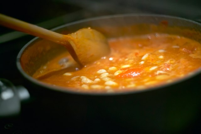 Muka vam je da kuvate pasulj satima? Dodajte jedan tajni sastojak i skuvaće se za 45 minuta!