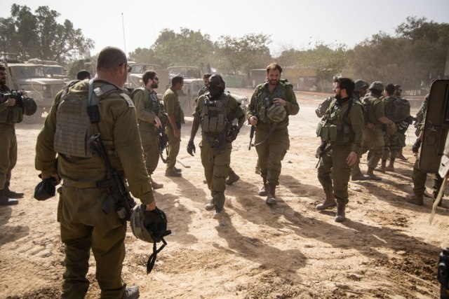 Opkolio ih IDF: Na internetu kruže snimci Palestinaca skinutih u donji veš FOTO