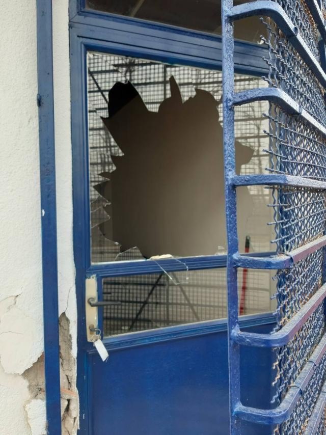 Novi napad na KiM: Razbijena stakla, iščupana metalna vrata FOTO