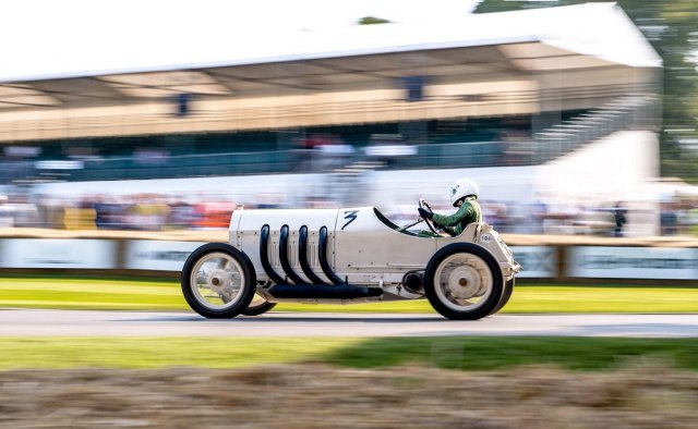 Prvi automobil na svetu koji je išao brže od 200 km/h FOTO