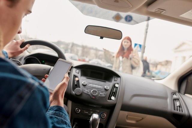 Kolike su kazne za korišćenje mobilnog u vožnji: I pešaci mogu biti u prekršaju