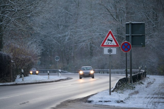 MUP upozorava vozaèe: Nigde bez zimskih guma i smanjite brzinu, nesreæe od ranog jutra