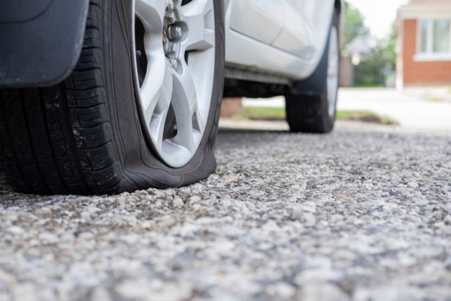 Ekološki aktivisti koji buše gume udarili na Teslu: Ovaj automobil takođe zagađuje