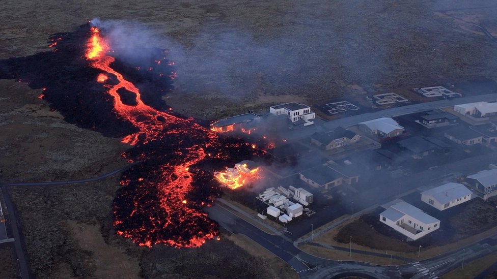 Island: Nova erupcija vulkana, lava ugrozila ribarski grad Grindavik