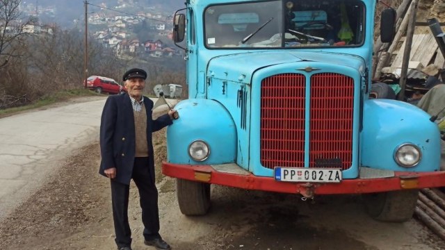 Šofer iz Prijepolja neuništiv: Gazi devetu deceniju, ali je i dalje veran starom FAP-u FOTO