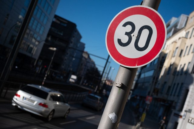 Haos zbog ogranièenja brzine na 30km/h: Vozaèi i taksisti prete, u planu referendum VIDEO