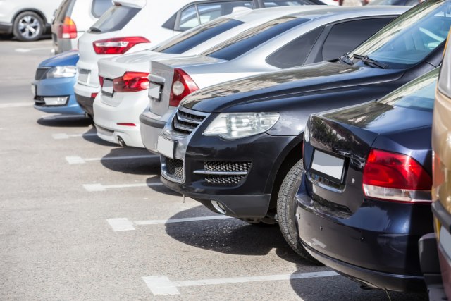 Muke sa parkiranjem: Automobili su svake dve godine širi za jedan centimetar