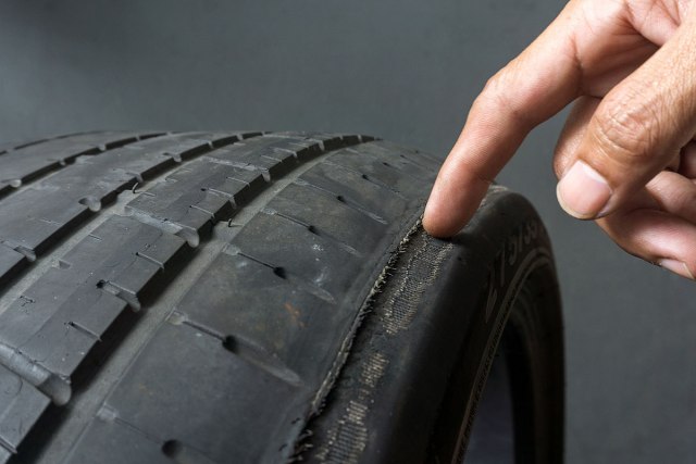 Vlasnici električnih automobila se žale: Gume nam se prebrzo troše