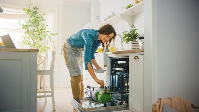 Svi prave istu grešku: Nikad ovako ne otvarajte mašinu za pranje sudova