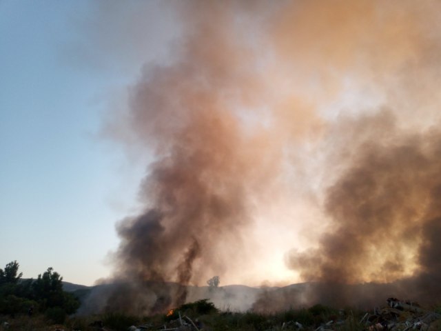 "Gust dim prekrio je naselje, osetili smo i smrad"; Izbio požar na divljoj deponiji kod Kragujevca